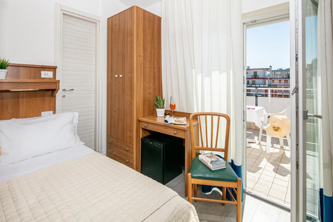 Hotel Pigalle Лидо-ди-Езоло Экстерьер фото