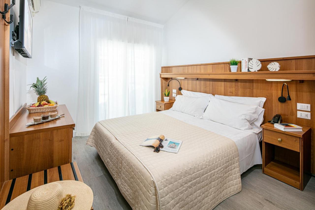 Hotel Pigalle Лидо-ди-Езоло Экстерьер фото