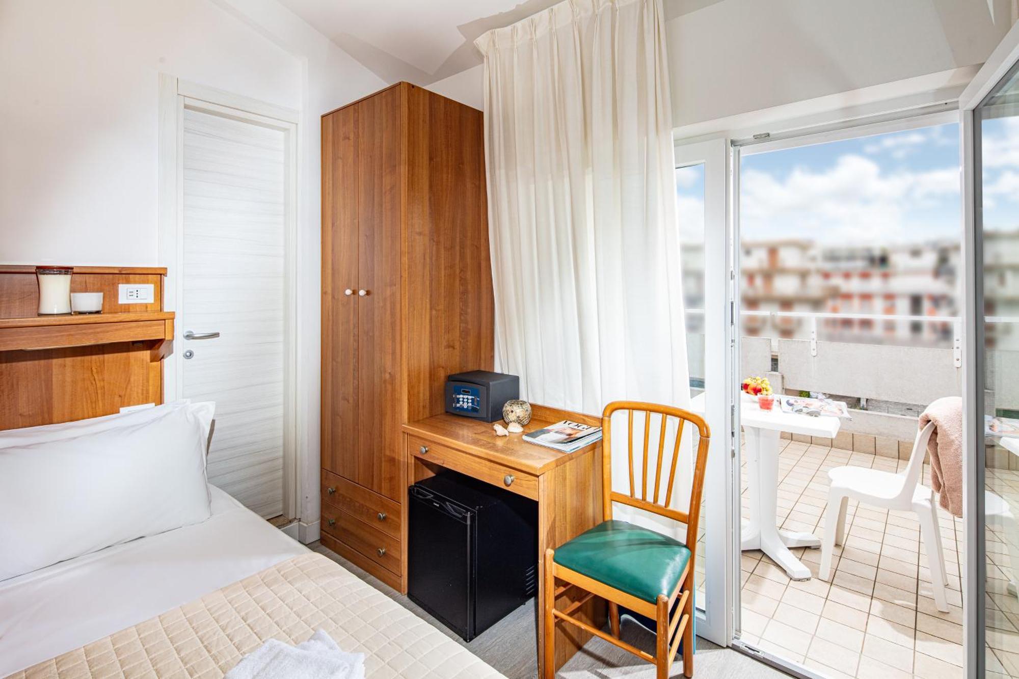 Hotel Pigalle Лидо-ди-Езоло Экстерьер фото