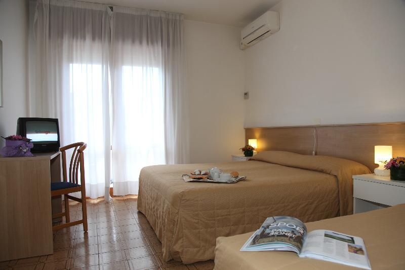 Hotel Pigalle Лидо-ди-Езоло Экстерьер фото