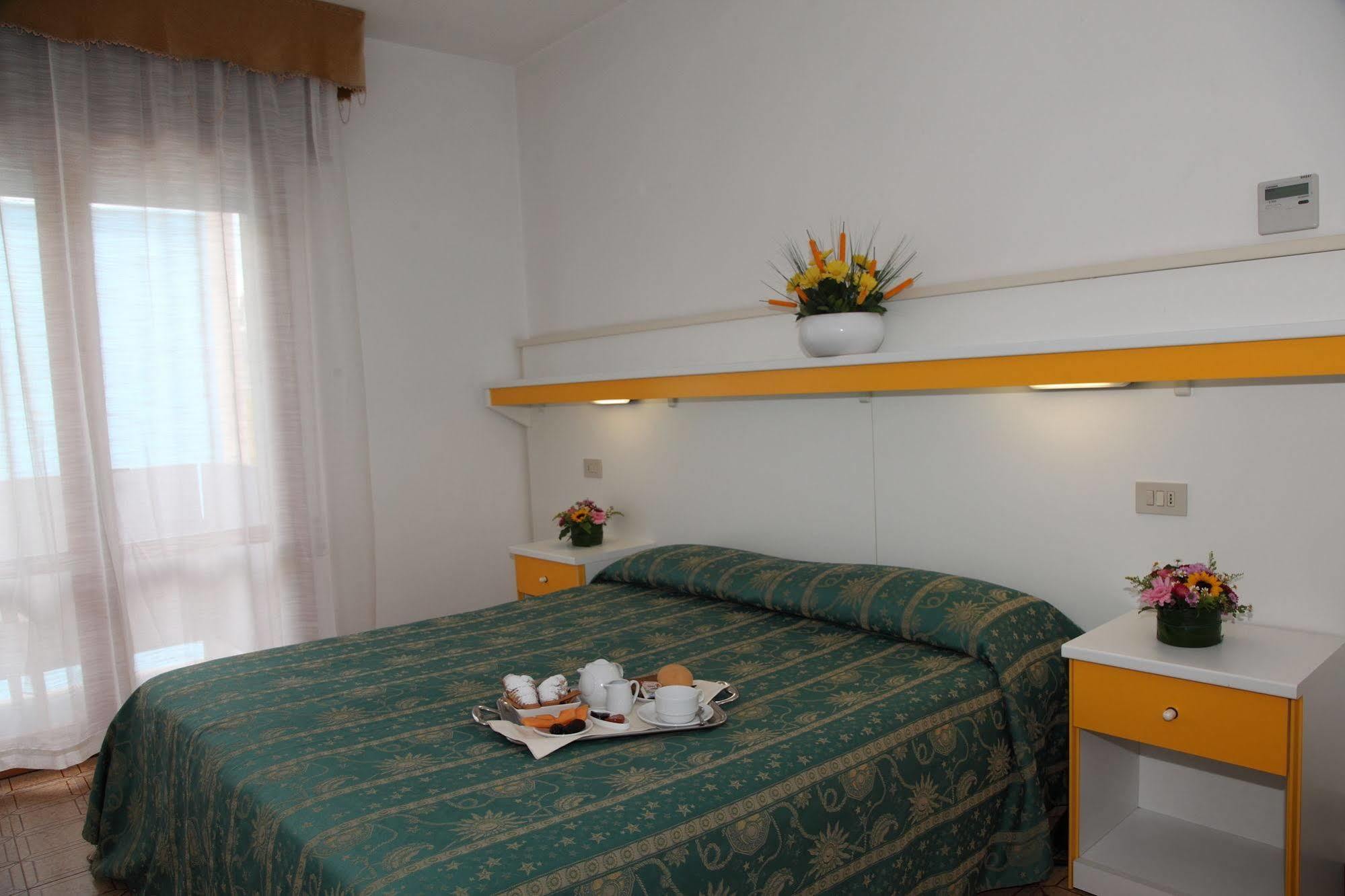 Hotel Pigalle Лидо-ди-Езоло Экстерьер фото