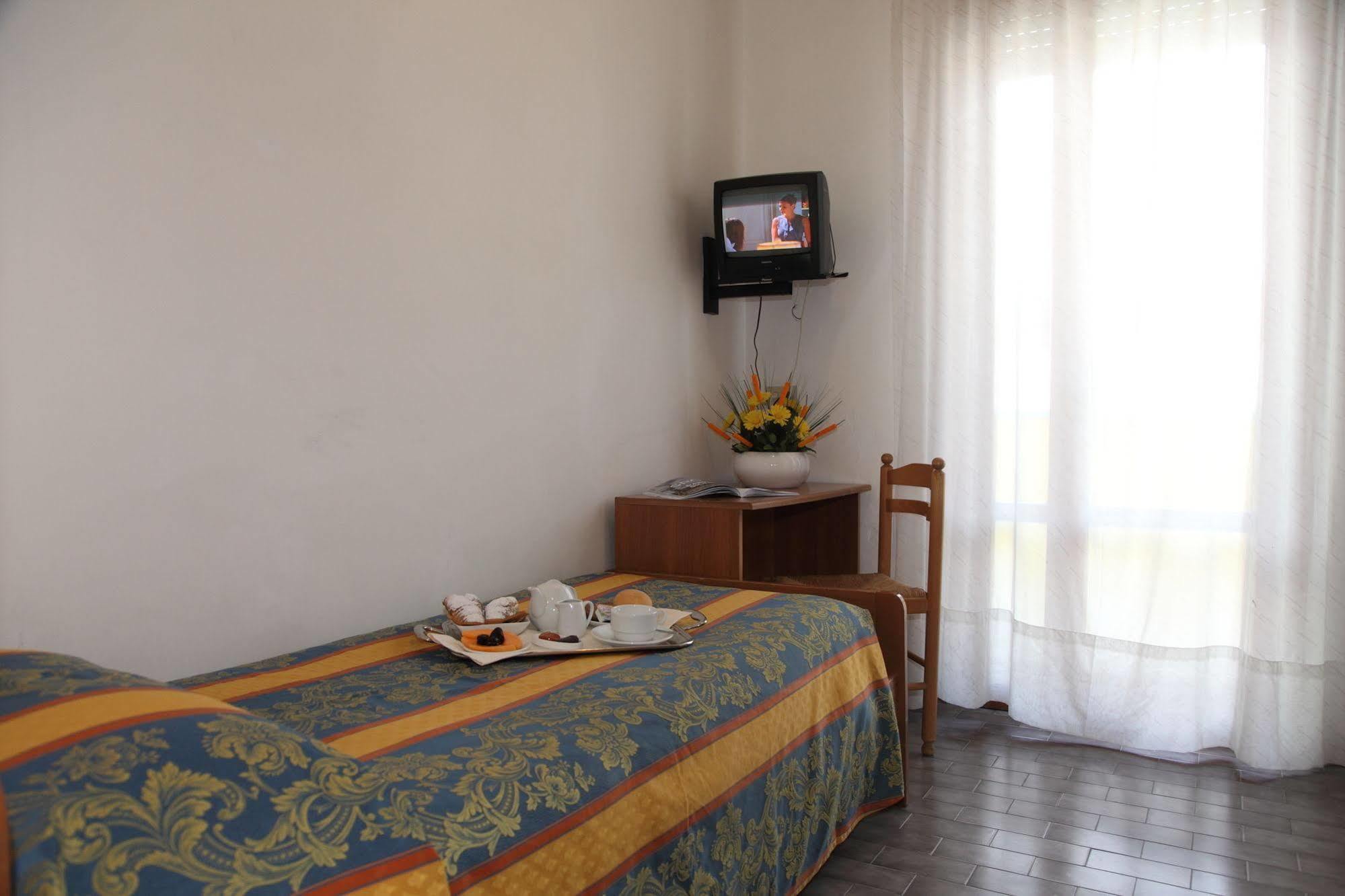 Hotel Pigalle Лидо-ди-Езоло Экстерьер фото