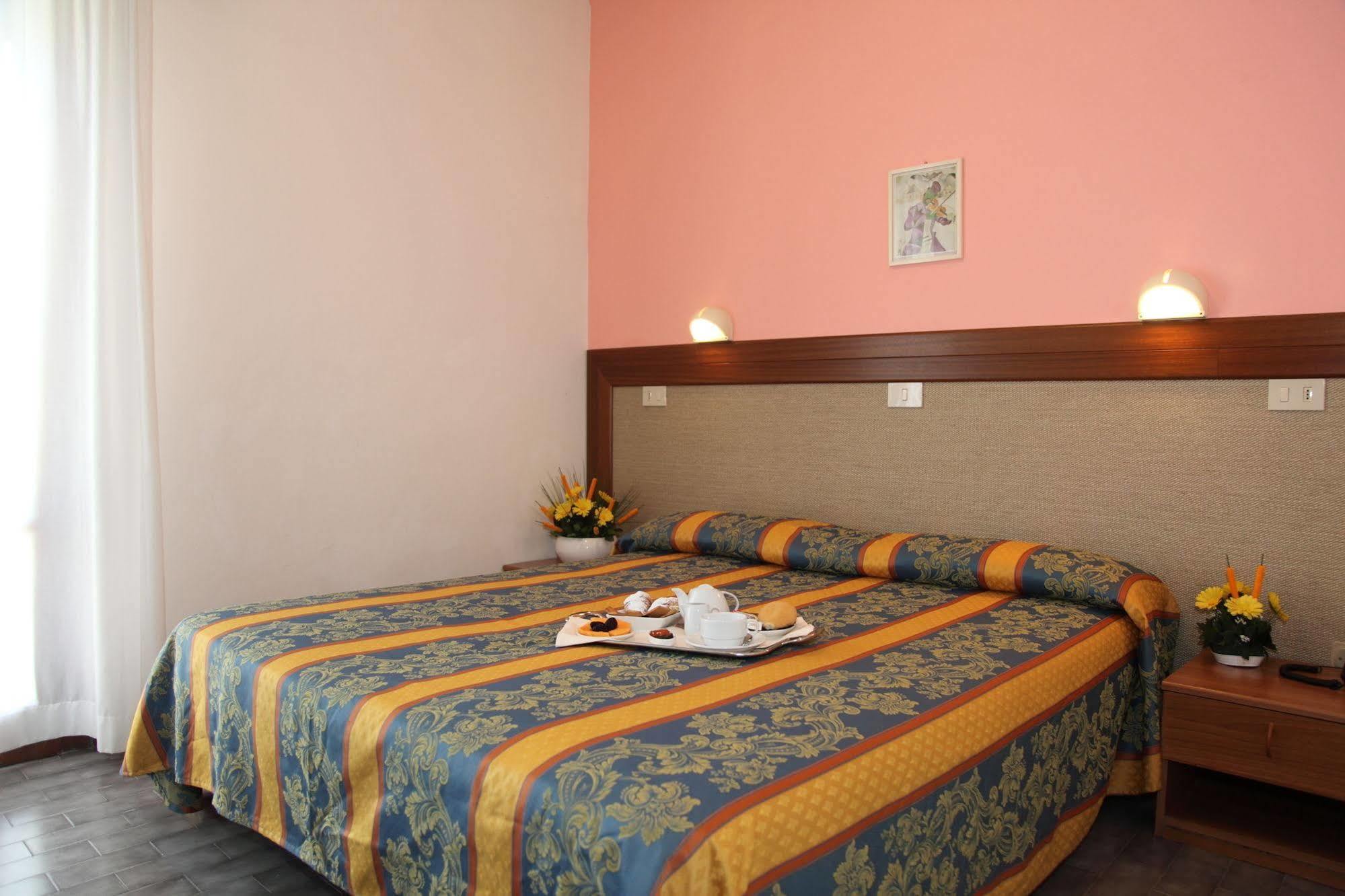 Hotel Pigalle Лидо-ди-Езоло Экстерьер фото